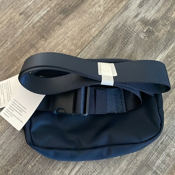 lululemon Everywhere Belt Bag in True Navy Blue with Silver Zipper New NWT - Picture 5 of 6